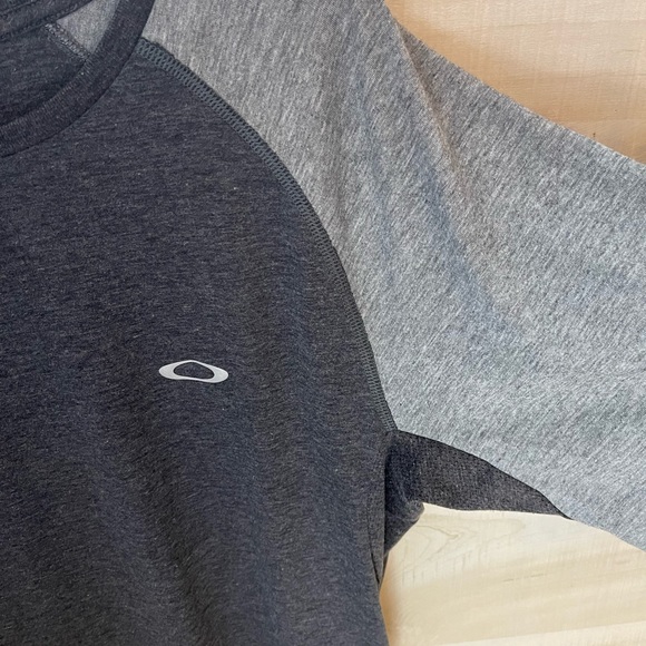 3/4 sleeve Oakley shirt - Picture 3 of 5